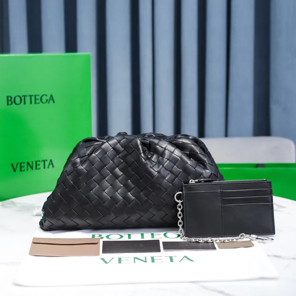 🔥🔥The counterattack of the popular Bottega Veneta started with this series of cloud bags, which went viral in the fashion circle and started a craze! Out of stock, out of stock, out of stock... One piece is hard to find, super hard to buy, regardless of age, season, or occasion. Very classy. Really, if you carry this on the road, it will turn heads! This is also the reason why this series is so expensive. Large size: 38*20*8.5cm [Big Cloud Weave] Black